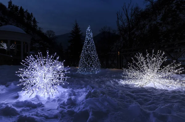 Karácsonyi világítás a park Bordzsomi, Grúzia — Stock Fotó