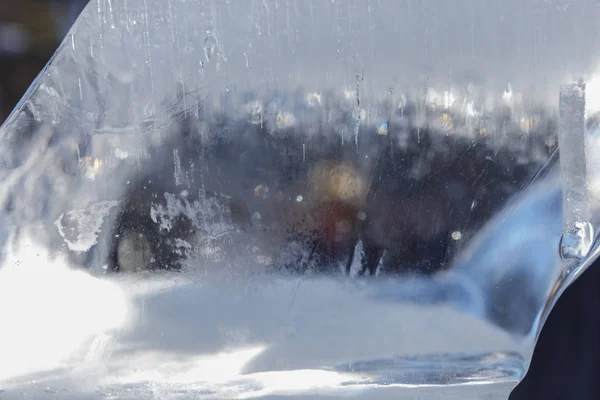 Заморожені візерунки на замороженому блоці льоду — стокове фото