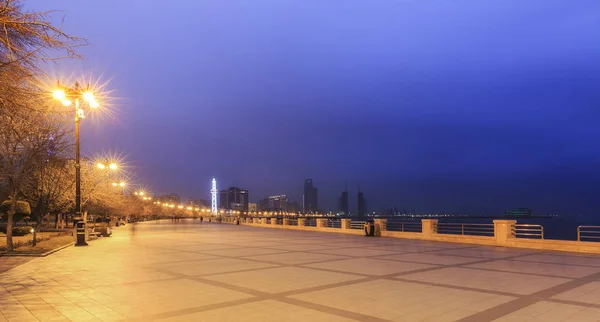 Quay Boulevard a Baku dopo il tramonto.Azerbaijan — Foto Stock