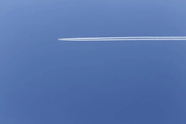 Trace of an airplane flying in the blue sky — Stock Photo, Image