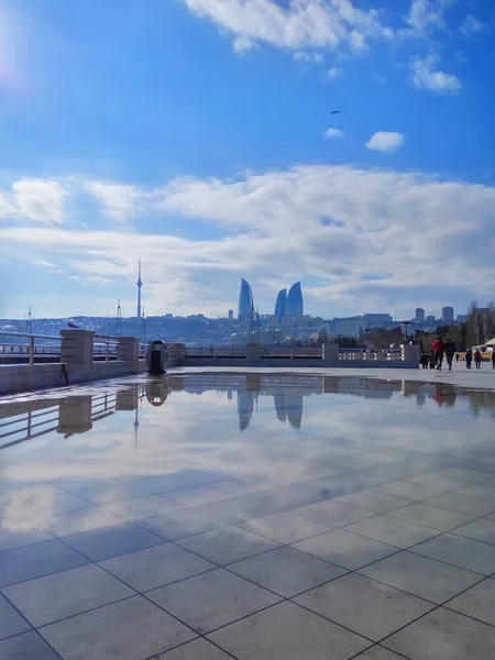 Reflexión en charco después de la lluvia en el Boulevard.Azerbaijan Bakú — Foto de Stock