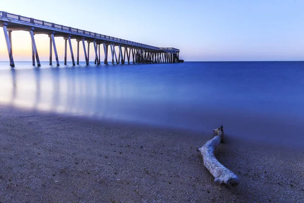 Quai sur la côte de la mer Caspienne près de Bakou Azerbaïdjan — Photo