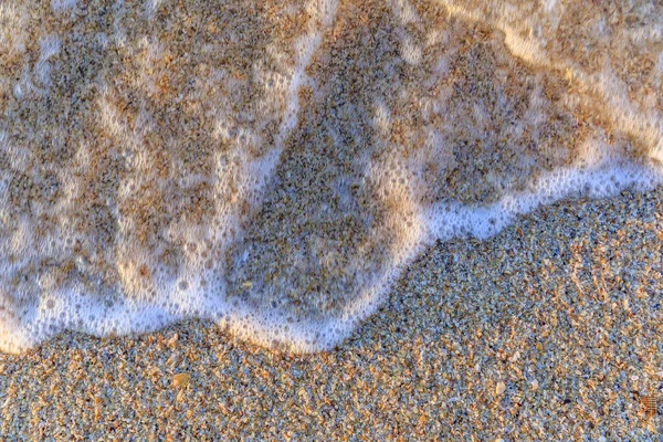 Onda rotolata sulla riva sabbiosa — Foto Stock