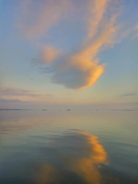 Bakü Körfezi'Hazar Denizi'nde bulutlar yansıması — Stok fotoğraf