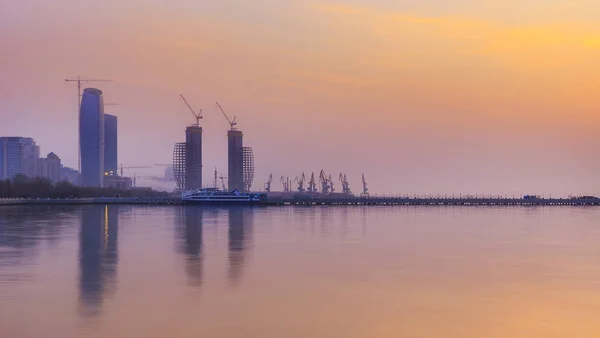 Туманний sunrise в Baku.Azerbaijan — стокове фото