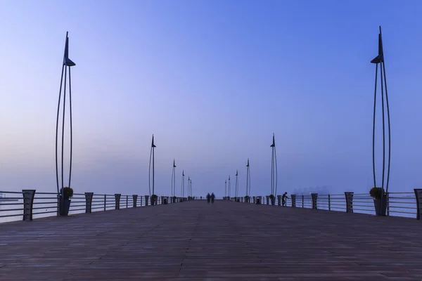 Bakıda seafront adlı gündoğumu iskelede. Azerbaycan — Stok fotoğraf