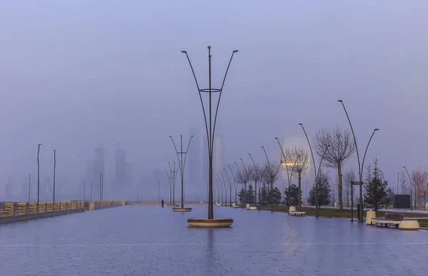 霧の朝のバクーの大通り。アゼルバイジャン — ストック写真