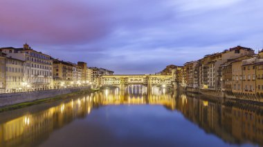 Güneş doğarken Floransa'daki Ponte Vecchio Köprüsü. İtalya