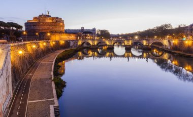 Ponte Sant'Angelo Köprüsü ve Castel Sant'Angelo'ya. Roma.Italy
