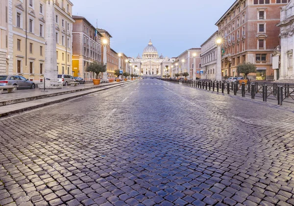 Szent Péter térre és a Szent Péter székesegyház, Vatikán — Stock Fotó