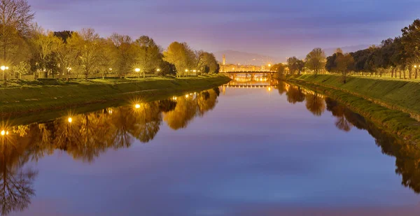 日出时流经佛罗伦萨阿尔诺河的河岸。意大利 — 图库照片