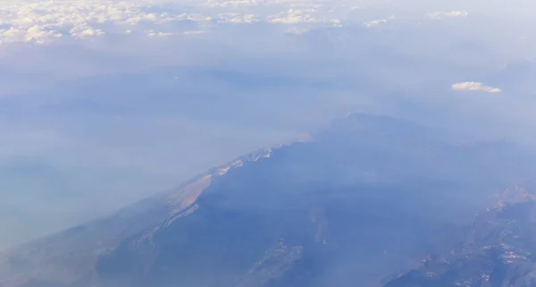 Vista das montanhas da Itália a partir do avião — Fotografia de Stock