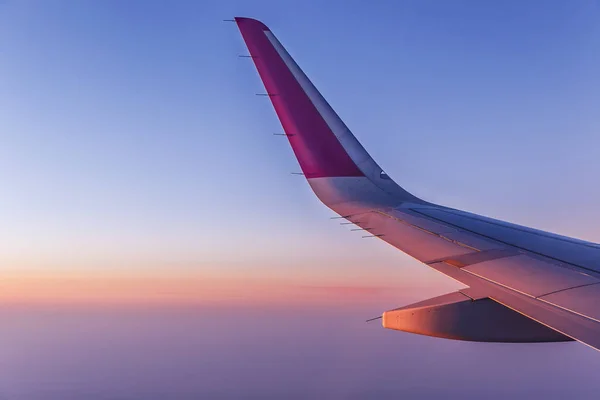 View of the wing of the aircraft from the window — Stock Photo, Image
