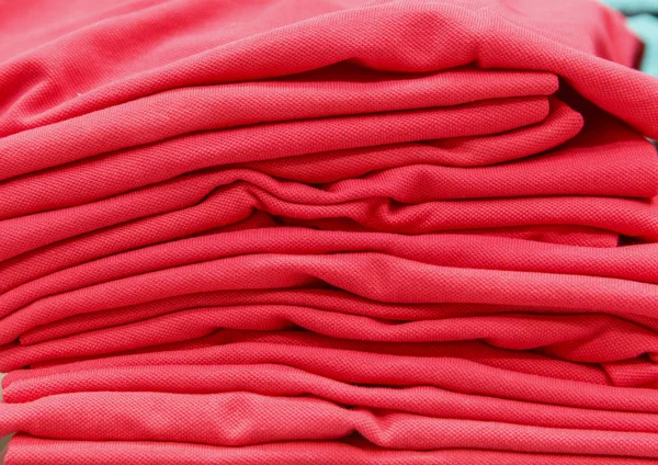 Una pila di magliette rosse sugli scaffali — Foto Stock