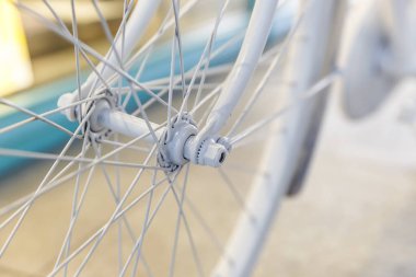 Beyaz ayakta sokakta boyalı bisiklet