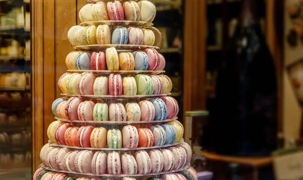 Okrągłe ciasteczka Macarons na ladzie w sklepie — Zdjęcie stockowe