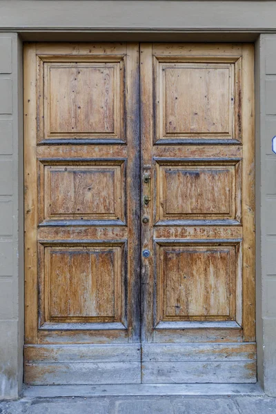 Eski bir ahşap kapı Floransa'da dokusuna — Stok fotoğraf