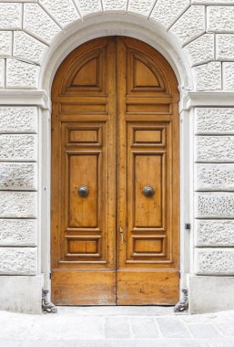 Eski bir ahşap kapı Floransa'da dokusuna