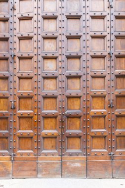 Eski bir ahşap kapı Floransa'da dokusuna