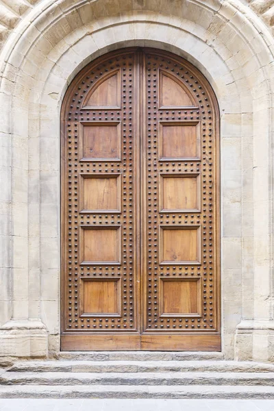 Textura de una vieja puerta de madera en Florencia — Foto de Stock