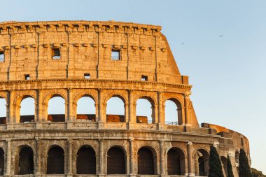 Colosseum batan güneşin yaktı