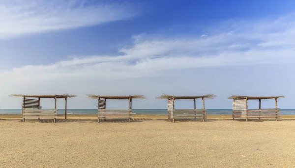 Birinde hazar kıyılarında plajlar plaj çardak — Stok fotoğraf