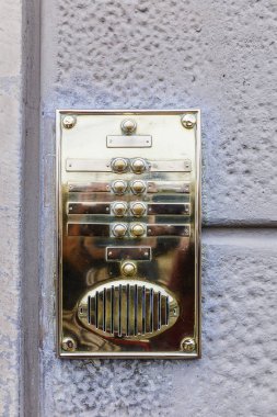 Taştan bir duvar üzerinde eski moda bir doorphone