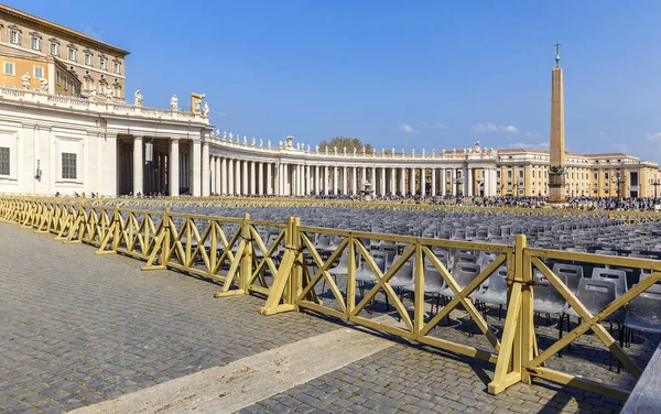 Fotelek, a Vatikáni Szent Péter téren — Stock Fotó