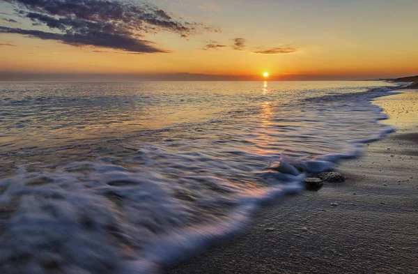 Kysten av Det kaspiske hav ved solnedgang – stockfoto