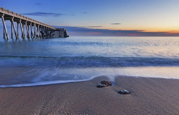 Pier op de kust van de Kaspische Zee in de buurt van Baku.Azerbaijan — Stockfoto