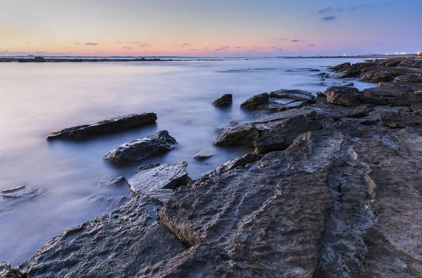 Sunrise Bakü yakınındaki Hazar Denizi kıyılarının vahşi sahilde — Stok fotoğraf