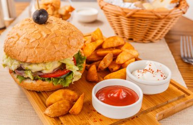 Jambon kesme tahtası üzerinde çizburger