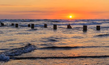 Gün batımında Hazar Denizi'nin kıyısında