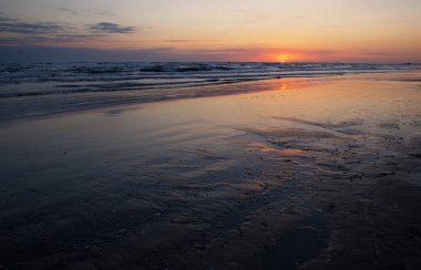 Gündoğumu, Hazar Denizi'nin kıyısında