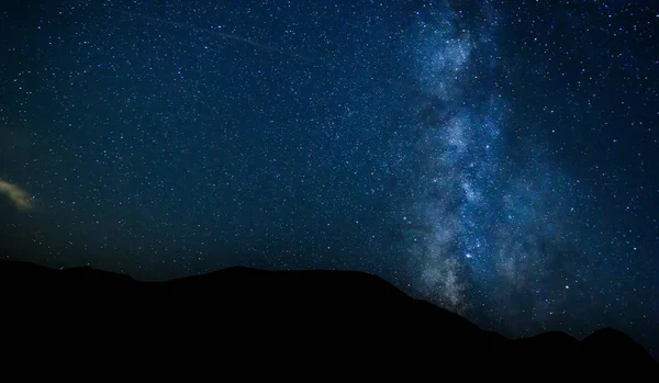 Milky Way in de rode bergen van Xizi.Azerbaijan — Stockfoto