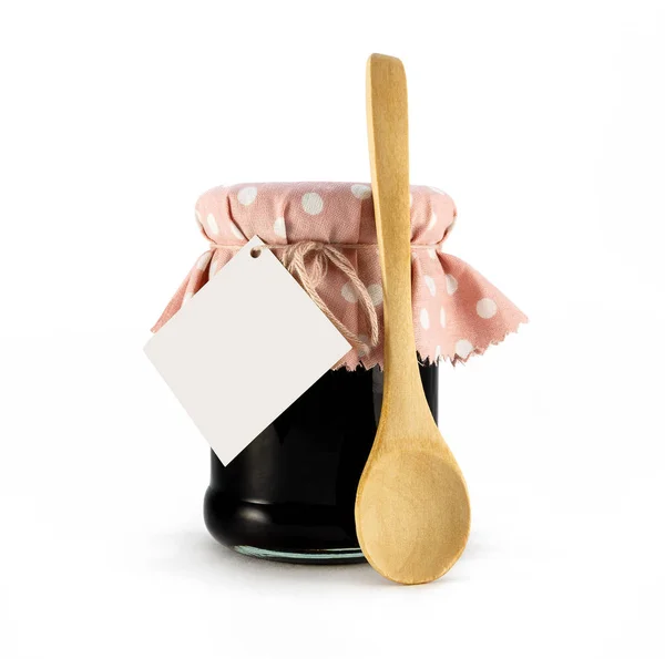 Een pot met mulberry jam en een houten lepel op een witte achtergrond — Stockfoto