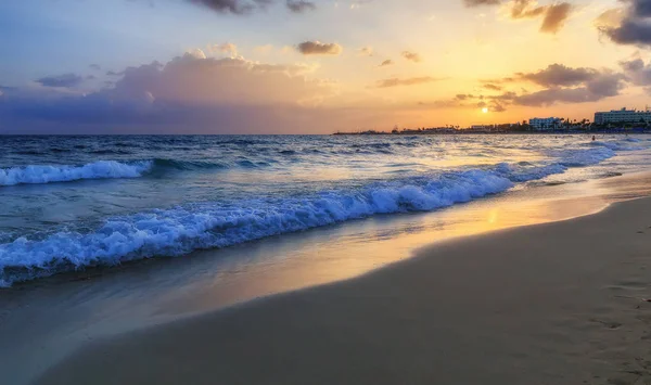 Gün batımında Ayia Napa'daki Nissi Beach. Kıbrıs — Stok fotoğraf