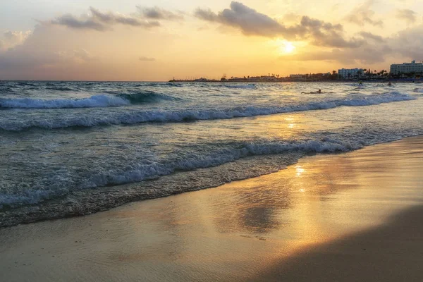 Gün batımında Ayia Napa'daki Nissi Beach. Kıbrıs — Stok fotoğraf