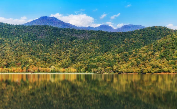 Lago Nohur en Gabala en el otoño.Azerbaiyán — Foto de Stock