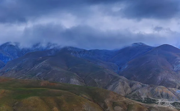 Awan badai di atas pegunungan — Stok Foto
