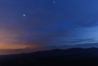 Dağlarda geçen gün ışığında