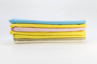 Beyaz arka plan üzerinde renkli yastık kılıfı