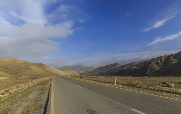 Camino a las montañas — Foto de Stock