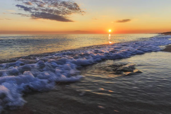 Η ακτή της Κασπίας Θάλασσας στο ηλιοβασίλεμα — Φωτογραφία Αρχείου
