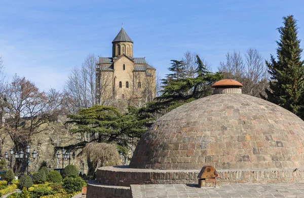Sülfür banyosu ve Tiflis Sioni katedral kubbe — Stok fotoğraf