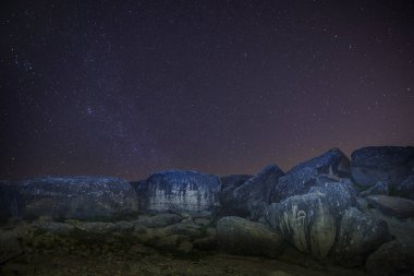 Antik kaya oyma gece yıldızların altında