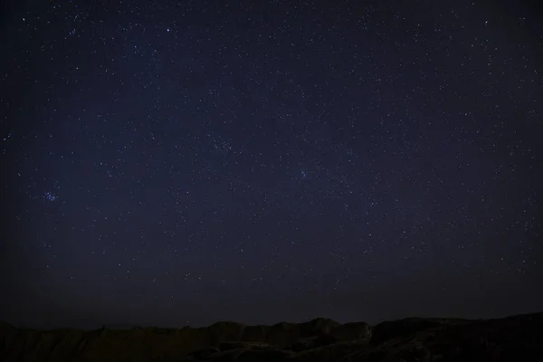 De sterrenhemel boven de steenwoestijn — Stockfoto