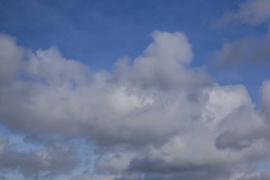 Baharda gökyüzünde yemyeşil bulutlar