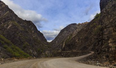Dağ yolundan Lagich Köyü lider gorge aracılığıyla