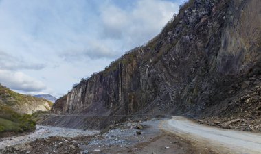 Dağ yolundan Lagich Köyü lider gorge aracılığıyla